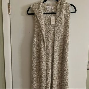 Knee length sleeveless sweater with hood